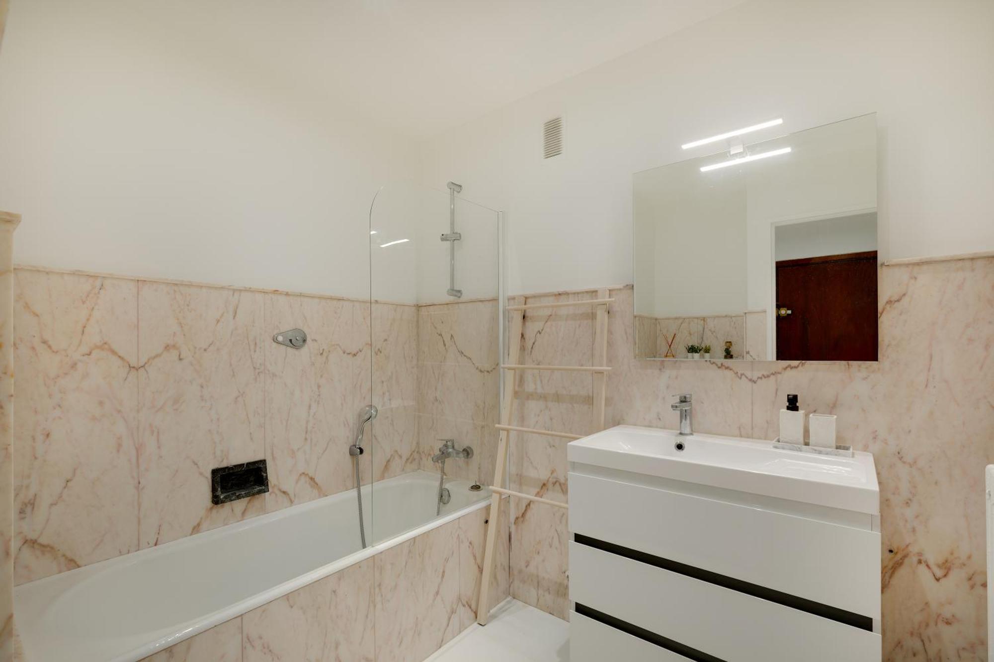 Newly Renovated Charming Downtown Apartment أنتيب المظهر الخارجي الصورة